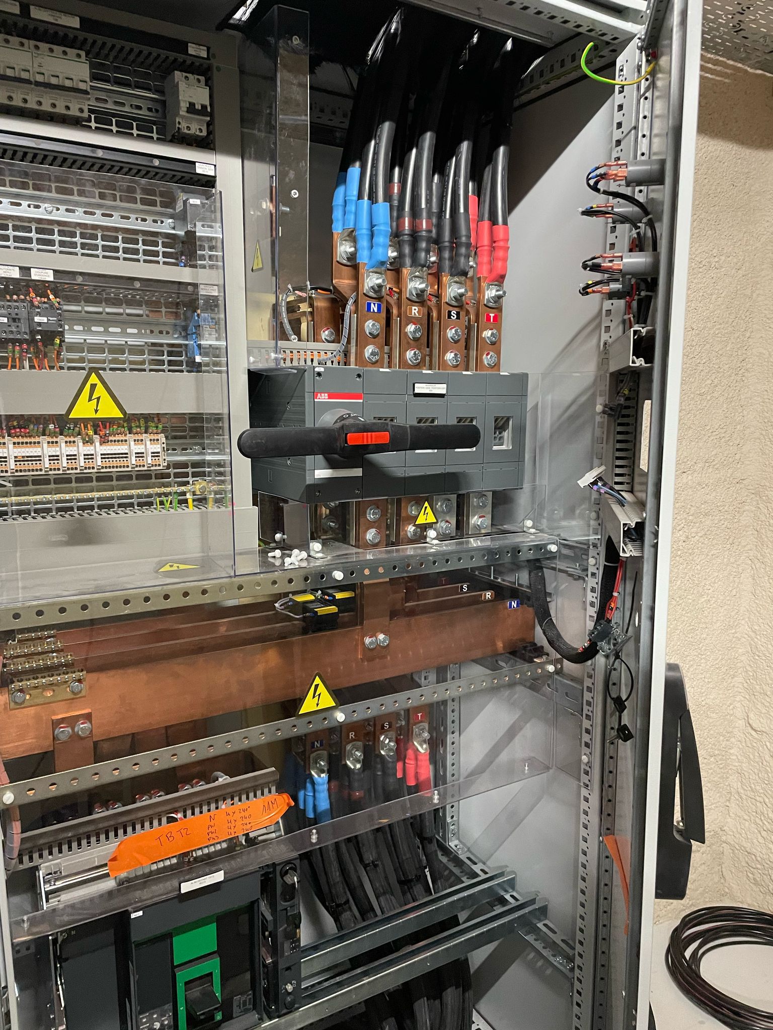 Raccordement des câbles de puissance dans l'armoire électrique